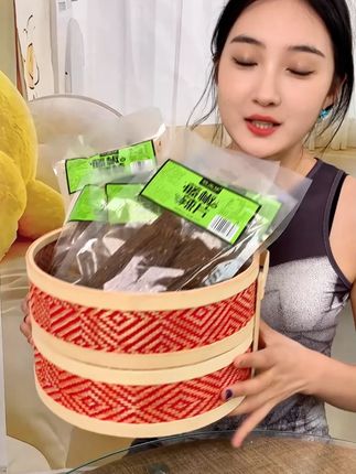 藤椒辣条带劲,麻到舌尖跳舞,辣到心里发烫! #零食推荐 #追剧小零食 #辣条 #好吃到停不下来