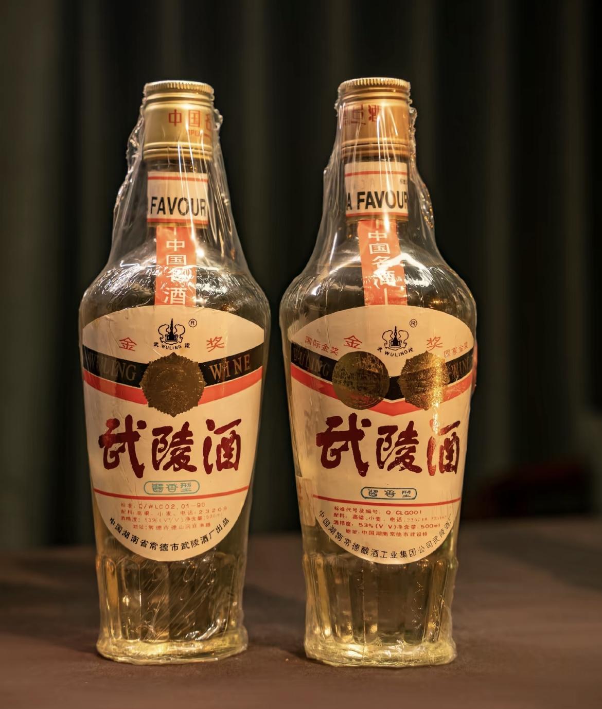 《喝的是老酒 但回味的却是曾经的岁月》。老酒之所以能深深触动人们的情感,正是因为它承载了岁月的记忆与人生的回味。每一滴老酒都像是一把时光钥匙,开启那些被尘封的温暖片段——或许是父亲在节日里小心翼翼开启酒瓶的专注神情,或许是离家求学时藏在行李中的那瓶家乡味道,又或许是旧货市场上偶然发现的一瓶斑驳老酒,瞬间将人带回某个特定的年代。老酒的独特香气和醇厚口感,不仅刺激着味蕾,更激活了大脑中与情感相关的记忆区域,让人在微醺的状态下自然回忆起与之相关的场景、人物和故事。这种通过感官触发的情感共鸣,使得老酒超越了单纯的饮品范畴,成为连接过去与现在的情感纽带,让人们在品味酒香的同时,也重温了那些值得珍藏的人生片段。#天下湖南人喝酒喝武陵 #武陵酒 #老酒 #老酒收藏鉴定