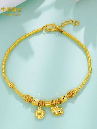 【中国黄金】足金碎冰冰金币童趣摇摇马吊饰手链 ✨天呐!这款黄金手链也太戳我了吧🥳!小金珠串成的链身闪闪发亮💫,还有铜钱+小木马吊坠,又有福气又充满童趣🎠,戴在手腕上灵动又精致,感觉把美好都系在腕间啦💕谁能拒绝这么可爱的小首饰呀💗! #手链女款 #盘缠手链多少钱 #足金999黄金 #碎冰冰手链 #足金手链推荐