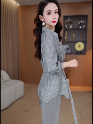 走在路上能吸引目光的女人,除了穿着精致的衣服,还有让人无法忽视的气质~#品质女装#面料柔软舒适#夏季穿搭#气质穿搭#时尚妈妈装