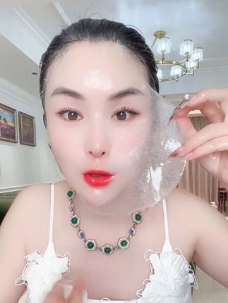 过了30岁的女人,平时一定要坚持护肤,注意多补水,面膜敷起来哟!#一起敷面膜