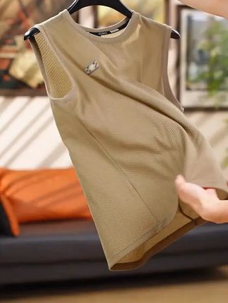 家人们,夏天男士穿搭神器来啦!这款 2025 新款专柜正品冰丝背心,速干性能超厉害,运动出汗也不怕黏腻。宽松休闲版型,百搭又舒适,透气效果一流,让你告别闷热。赶紧给自己或老公安排上!#冰丝背心 #男士穿搭 #速干服装 #夏季单品 #百搭服饰