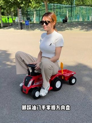 小姨买的#电动拖拉机 也太好玩了,大拖斗能装很多东西,还带有蓝牙和音乐,#儿童电动车 #电动三轮车 #儿童玩具 #小孩生日礼物