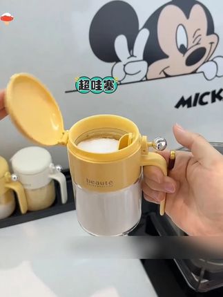 这个设计太好了!单手开盖,密封性好,还自带勺仓的调料罐 #调料罐 #厨房好物 #密封调料罐