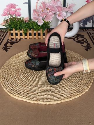夏日里妈妈遛弯缺双好鞋?这款布鞋软底防滑,走起来轻松又稳当 透气设计,夏天穿也合适!老北京布鞋官方旗舰店正品妈妈鞋单鞋一脚蹬舒适不累脚2025新款中老年镂空老人本命年软底防滑防摔夏季轻便女鞋透气平底闰月奶奶鞋休闲鞋#老北京布鞋#老人鞋#老北京布鞋妈妈鞋#奶奶鞋#老北京网面妈妈鞋
