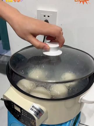 我们苏北特色猪油大汤圆满满的小时候味道,芝麻猪油大汤圆又香又好吃,喷香好吃的停不下来#苏北特色美食 #苏北猪油芝麻汤圆 #猪油大汤圆 #强烈推荐