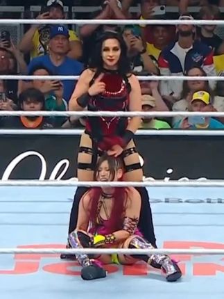 2025摔跤盛事 谁都逃不了瓦奎尔的恶魔之吻💋 #WWE #摔角 #史黛芙妮瓦奎尔 #紫雷 #2025摔跤盛事