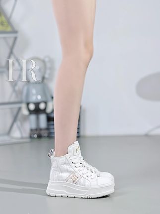 温润面料轻贴双脚,每一步都透着稳稳的妥帖感。 #HR赫莲娜女鞋#好穿又好搭#百搭鞋子#好穿不累脚#透气舒适