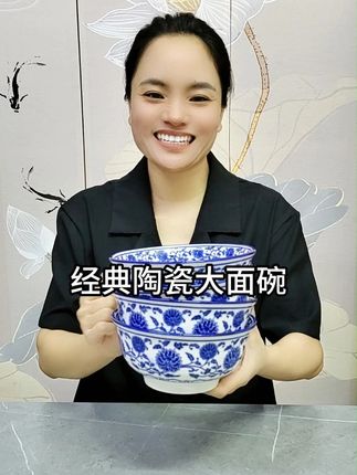 青花瓷大面碗 6英寸的口径,不管是吃面,嗦粉还是盛汤,盛菜都非常合适,高温烧制的陶瓷釉下彩,上的了蒸锅,进的了微波炉,烤箱#面碗 #陶瓷餐具 #汤碗 #大碗