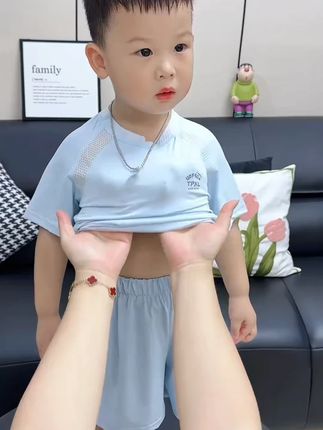 夏天孩子特别怕热,就给她穿这种冰丝速干小套装,凉飕飕滑溜溜的,就像行走的小空调一样,舒服又凉快#夏季穿搭 #儿童速干运动套装 #轻薄透气 #超便宜超划算 #萌娃穿搭