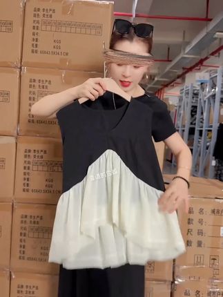 夏季法式拼接V领无袖T恤2025新款时尚气质设计感百搭撞色上衣#无袖T恤 #无袖t恤女款 #无袖t恤搭配 #短袖 #短袖推荐