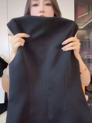V领黑色西装马甲背心女春秋复古叠穿无袖坎肩收腰开衫上衣外搭秋#女士西装马甲 #春秋穿搭 #复古时尚 #叠穿搭配 #收腰外搭