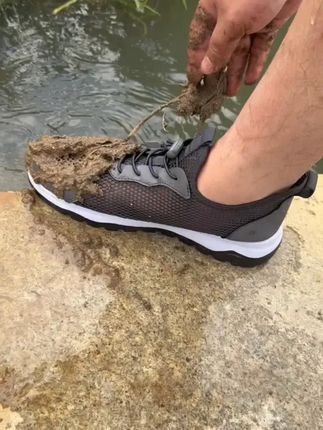 男士们看过来!夏天去户外玩水、登山,这双涉水鞋简直是神队友!镂空大网眼设计,透气到飞起,双脚再也不会闷热啦。软底超舒适,还防滑,走在湿滑路面都稳稳当当。休闲又实用,赶紧给自己安排上!#男士涉水鞋户外装备 #透气休闲鞋 #防滑登山鞋 #户外好物