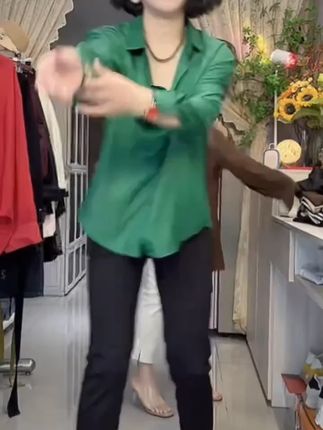 小众薄款衬衫女春夏季新款韩版宽松休闲衬衣衬衫女墨绿色夏季薄款 小众薄款衬衫女春夏季新款韩版宽松休闲衬衣衬衫女墨绿色夏季薄款#品质女装 #显瘦穿搭 #穿出高级感 #谁穿谁好看系列 #显瘦遮肉