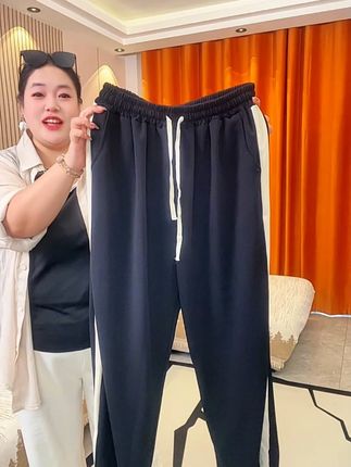 好看又舒服便宜又洋气才三十多的价格上身只显裤型不显腿型膝盖怕着凉的强烈安利这条小卫裤两款可选。价格还很合适加绒加厚卫裤,喜欢的姐妹们闭眼入 #秋冬穿搭#胖瘦都能穿#大码女装#精致女人必备#面料舒适透气