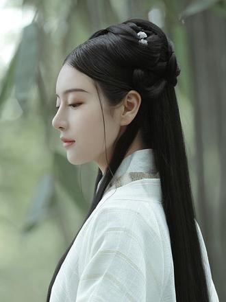 佛教诗人! 在佛教历史中,马鸣菩萨以其深邃的智慧、慈悲的胸怀以及卓越的成就,成为了无数信徒心中的明灯。他的一生,是修行与教化的典范,其思想如同清泉,滋养着后世无数求道者的心田。今天,让我们一同走进马鸣菩萨的传奇世界,探寻他那不朽的足迹与深邃的教义。
马鸣菩萨,又称马鸣大士,其生卒年月虽已不可考,但他的事迹与著作却跨越时空,成为佛教史上的璀璨明珠。据传,他生活在古印度的一个动荡不安的时代,那是一个战乱频仍、思想碰撞激烈的时期。在这样的背景下,马鸣菩萨以其非凡的智慧和勇气,投身于佛教的传播与弘扬之中,用文字的力量,将佛法的智慧播撒至世界的每一个角落。
马鸣菩萨不仅是一位虔诚的佛教徒,更是一位才华横溢的文学家和哲学家。他的作品,如《佛所行赞》、《大庄严论经》、《大乘起信论》(大乘起信论相传为马鸣著)等,不仅文辞优美、意境深远,而且蕴含了丰富的佛教哲理,成为后世研究佛教思想的重要文献。特别是《佛所行赞》,以史诗般的笔触,生动描绘了释迦牟尼佛的生平事迹,展现了佛陀从凡夫到成佛的艰辛历程,极大地激发了人们对佛法的信仰与追求。
马鸣菩萨深知,佛法的传播离不开文字的力量。因此,他致力于将深奥的佛法教义转化为通俗易懂的文字,让更多的人能够接触到佛法,从而走上解脱之道。他不仅在印度本土广泛传播佛法,还远赴他国,将佛法的种子播撒到更远的地方。在他的努力下,佛教逐渐从印度走向了世界,成为了一种具有广泛影响力的宗教文化。
马鸣菩萨的慈悲之心,如同春日暖阳,温暖着每一个渴望解脱的灵魂。他深知众生的苦难,因此不遗余力地教化众生,引导他们认识自己的本性,破除无明,远离痛苦。他通过讲经说法、著书立说等多种方式,将佛法的智慧传授给世人,帮助他们开启智慧之门,走向觉悟之路。
在那个战乱频仍的时代,马鸣菩萨更是积极倡导和平,反对战争。他深知战争的残酷与无情,会给人们带来无尽的痛苦与灾难。因此,他用自己的言行和著作,呼吁人们放下屠刀,立地成佛,以慈悲和智慧来化解世间的仇恨与纷争。他的这一思想,不仅在当时产生了深远的影响,而且对于今天这个依然充满冲突与战争的世界,依然具有重要的启示意义。
马鸣菩萨的一生,是修行与教化的光辉典范。他以卓越的文学才华和佛学造诣,将佛法的智慧传播至世界的每一个角落;他以慈悲为怀,度化众生,帮助无数迷茫的灵魂找到了解脱之路;他倡导和平,反对战争,为世间的和谐与安宁贡献了自己的力量。