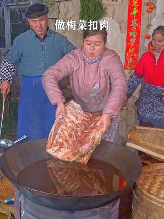 做梅菜扣肉,如果你还在直接下锅炸虎皮,那再好的肉都会被你糟蹋了。今天教你一招保你做出来的扣肉,肥而不腻,嫩而不柴,比星级饭店的还要好吃,#梅干菜 #梅菜扣肉 #美食