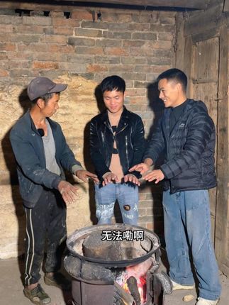 舒服又保暖的男款半高领打底衫来了,面料柔软舒服,轻肤不扎人,关键十来块钱就能拥有一件,超划算。#打底衫 #谁穿谁好看系列 #加绒加厚 @周一 @贵F七七