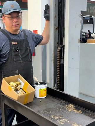二硫化钼基脂球笼油,举升机专用润滑脂,扒胎机优选,耐磨防水黄油,挖掘机等工程车辆必备!品质卓越,高效保护,延长设备寿命,提高工作效率! #吸盘收纳 #洗手池置物架 #吸盘置物架 #水槽收纳 #洗手池收纳