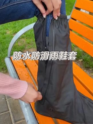 适合下雨天穿的长筒雨鞋,防水防滑,直接套鞋上即可。户外活动或者做农活都不用担心弄脏鞋子和裤腿了#长筒雨鞋 #雨鞋 #好物 #好物推荐🔥