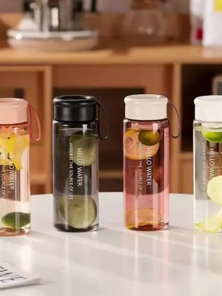 学生党、运动党速看!这款便携塑料水杯直接戳中痛点 ——1000ml 大容量,上课、跑操场半天不用续水。自带可拆卸茶隔,泡枸杞、柠檬超方便,直饮口喝着不呛水。户外防摔材质超耐造,揣书包、放单车筐都安心。夏天补水效率翻倍,颜值还高! #夏日必备水杯 #学生党好物 #运动补水神器 #大容量水杯推荐