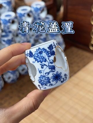 小巧玲珑的青花盖置 同时将茶夹和壶盖置于其上,保持茶器与桌面的赶紧整洁,喝茶谈事更加舒适惬意~#茶生活 #盖置 #茶具 #泡茶 #召唤茶友