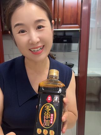 99%的人没有吃过的莲花酱油 这款40年老国货莲花酱油,没有乱七八糟添加就很干净,老人小孩都可以吃#酱油 #老酱油 #莲花酱油 #调味品