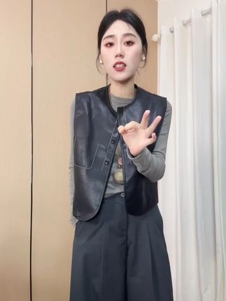 #显瘦穿搭 #穿出高级感 #轻奢女装 #时尚穿搭 #皮马甲外套