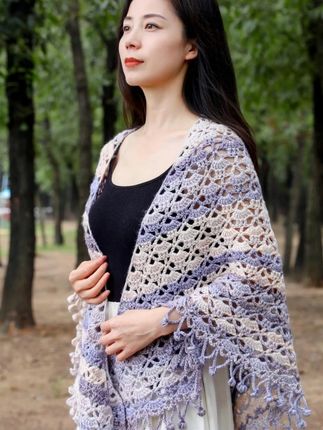 扇形花披肩:镂空花纹似晨光穿透的花影,流苏轻坠如晚风拂过的涟漪#爱手工爱生活 #手工钩织