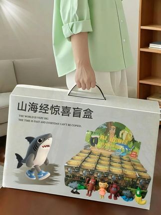 被儿子的山海经盲盒萌到尖叫!谁懂啊姐妹们!本以为是普通玩偶,拆开直接被戳中—— 饕餮鼓着圆肚子像糯米团子,九尾狐的尾巴软乎乎,连穷奇都收了戾气,瞪着圆眼睛像只傲娇小奶猫!把山海经神兽做成Q版也太会了,细节里全是小心思~ 现在娃每天书包上必挂一只,放学回来就念叨“今天又被谁问盲盒在哪买的”。拆到隐藏款时蹦得比兔子还高,跟同学换重复款时那股认真劲儿,比写作业积极多了😂 最惊喜的是,他现在追着问“妈妈,毕方鸟真的会喷火吗?”“烛龙睁眼就是白天吗?”——原来让娃爱上传统文化,一只盲盒就够了! #惊喜盒子 #AI山海经 #儿童玩具礼物 #戳戳乐 @抖加🔥上热门🔥dou+🔥热点宝