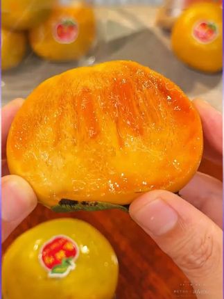 阳丰脆甜柿子 从树上摘下来就可以直接吃的阳丰脆甜柿子已经上市了,比苹果酥脆比蜜瓜还要香甜#脆柿子 #柿子 #阳丰脆柿 w