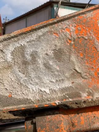 #工程机械 #水泥清洗剂 把水泥软化后再铲除,不伤漆面