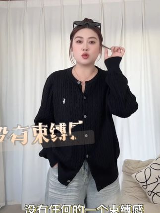 #被秋日氛围感穿搭拿捏了 #如何通过穿搭摆脱路人感 #脱掉外套也好看的内搭 #小个子初秋显瘦穿搭 #秋日人生照片还得是琥珀流光风