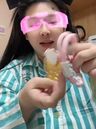 收到这个金灿灿的Kitty猫挂件真的能让我开心一整天 #挂件 #hellokitty #礼物