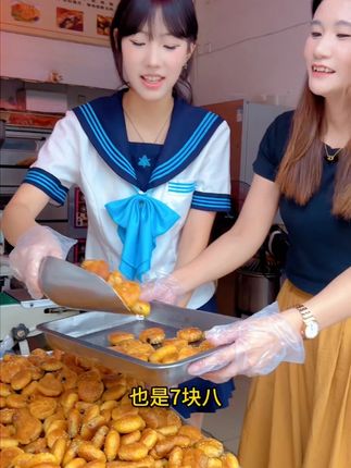 经典传承,黄山味道 一口酥脆,满口留香。黄山烧饼,传承百年工艺,精选优质原料,外皮金黄酥脆,内馅咸香可口。每一口都是黄山的味道,带你感受徽州古韵#零食推荐#好吃不贵经济实惠#吃货必备#摆摊创业