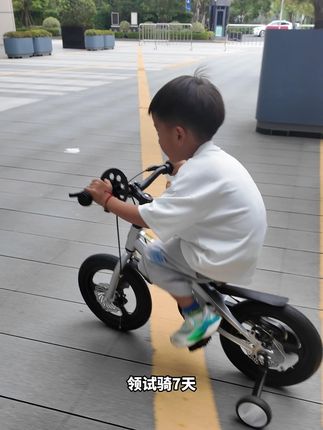 宝宝骑车累?那快点击小黄车,给他换上这辆吧! #自行车 #萌娃骑车 #儿童玩具 #亲子互动 #儿童平衡车