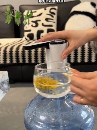 太方便了 这个真的太方便了,就是这个桶装水,台式电动抽水器,全自动的吸水器,不管你是大桶还是小桶,都能用它来快速喝水,而且它是折叠的设计,非常省地方,特别适合我们这种没有饮水机的家庭。如果你也喜欢喝桶装水的话,一定要买一个这样的抽水器,真的很实用!#抽水器 #看过来 #平价 #分享 #居家必备