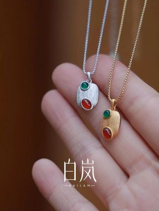 多宝项链|玛瑙的橙绿晕染各不相同,橙调如壁画朝阳,绿韵似大漠绿洲,金色拉丝的纹理独具特色,你的项链是敦煌与匠心的双重馈赠。#白岚 #白岚鸣沙曲 #白岚敦煌 #东方美学 #琥珀流光 XL5699 XL5700 XC2508