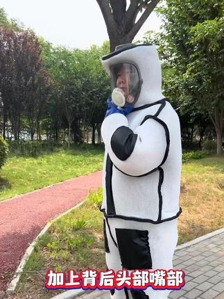 市面上马蜂服不少,但论舒适透气,这件真没对手! 背后、头部、嘴部共 3 个风扇同时工作,吹着是真凉快。嘴部风扇升级成向外吹风,不起雾也不挡视野,干活时看得清清楚楚。关键价格还很便宜,花小钱就能买到透气又好用的,想入手马蜂服的朋友,这款别错过。 #专用防蜂衣 #全套防蜂服 #好物推荐🔥 #马蜂服 #连体防蜂服