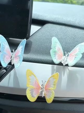 镶钻会动的蝴蝶汽车中控台装饰摆件,车内治愈系灵动立体车内饰创意好物!#灵动蝴蝶摆件 #镶钻设计 #治愈系 #中控装饰 #车载创意