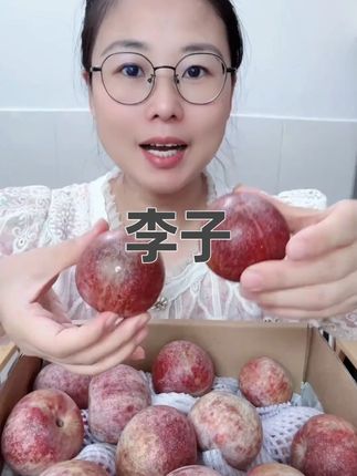 新疆的恐龙蛋杏李,鲜甜多汁,果肉是纯甜细腻的,果皮是脆的带点微酸,混合着一起吃口感丰富巨好吃,爱吃李子的放心拍!#新疆恐龙蛋 #恐龙蛋杏李 #杏李 #李子 #快来一起尝个鲜吧