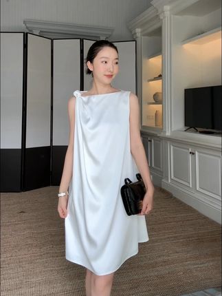光泽感的扭结连衣裙很贵气 #穿搭