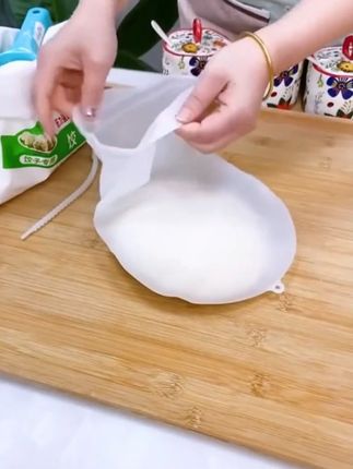 硅胶揉面袋大小号和面袋醒发面袋加厚烘培袋家用不粘擀面,面粉和水直接倒进去轻轻一揉就和好了。