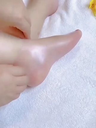 这个硅胶的小袜子真的很不错,随便抹点身体乳在脚上,就当做足膜了,经济又实惠#足部护理  #手脚干裂  #脚膜 #过年