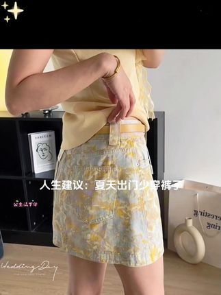 剪吊牌剪得最快的一次 印花t➕牛仔裙真的就有那味儿了! 简简单单就很好看啊 半裙自带碎花设计有点小特别~ #牛仔裙 #辣妹穿搭 #碎花牛仔裙 #早八穿搭 #显瘦显高显腿长