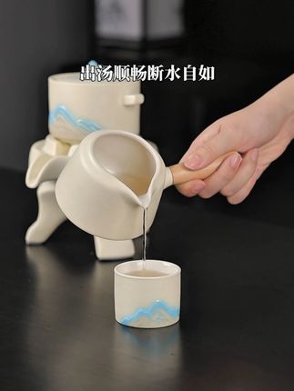 轻轻旋转就能出汤,千里江山图案意境悠远,朋友来了都夸有创意~#自动茶具 #石磨茶具 #千里江山 #唐丰雅白映山自动茶具