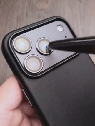 iPhone17 系列手机壳,全包设计全方位护机防磕碰! 赠送镜头盖抵御镜头划痕,还不影响拍照。科技皮材质不易发黄,耐脏抗指纹,实用又省心。#iphone17翻盖手机壳 #苹果手机壳 #真皮手机壳 #翻盖手机壳 #手机壳推荐