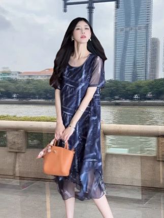 与独处相安,滋养有棱角的灵魂#高级感穿搭 #连衣裙 #谁穿谁好看