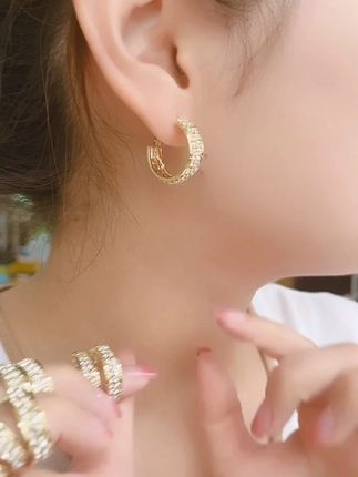 这款耳圈戴起来自有一股内敛雅致的气韵#美出高级感 #首饰分享 #小众设计感 #配饰分享 #舒啸饰品