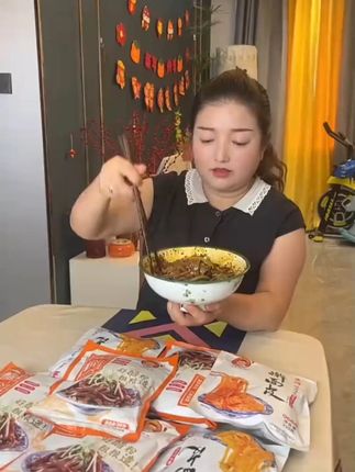 这可是和我们小时候妈妈刚淋完醋蒸的鲜醋粉的味道是一样一样的醋 #岐山醋粉 醋粉#岐山擀面皮